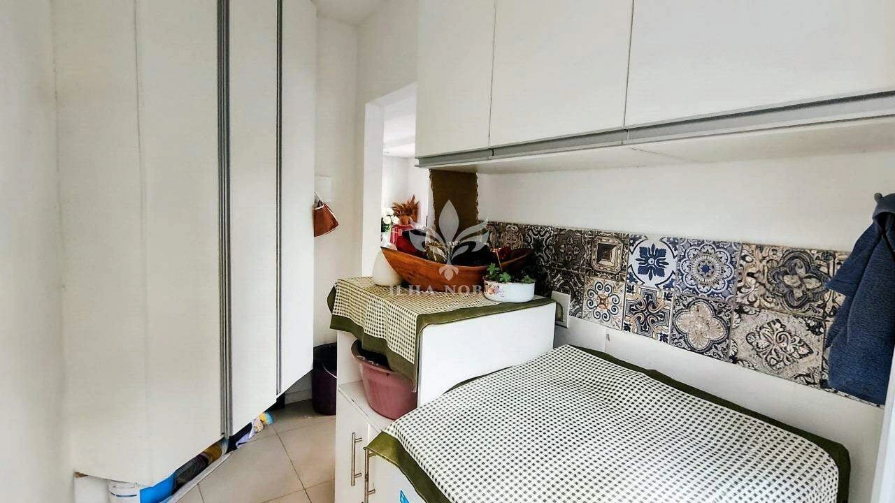 Glass-enclosed balcony in a 4-bedroom house, 400 m² — photo 17