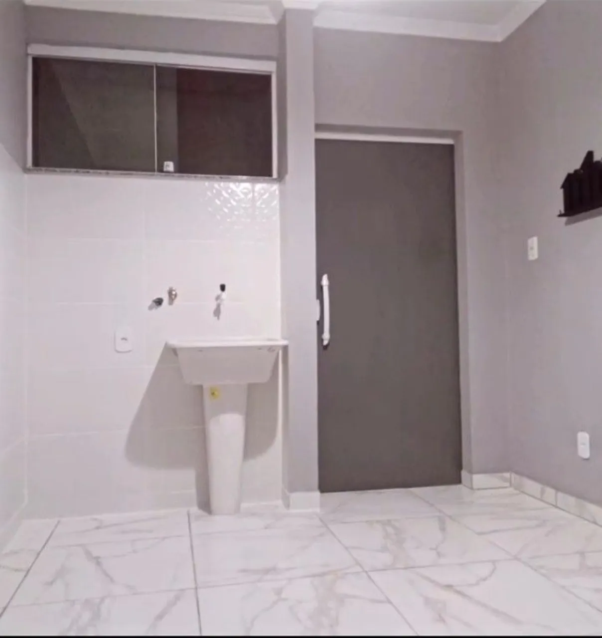Apartamento com cozinha integrada e sala em plano aberto — photo 9