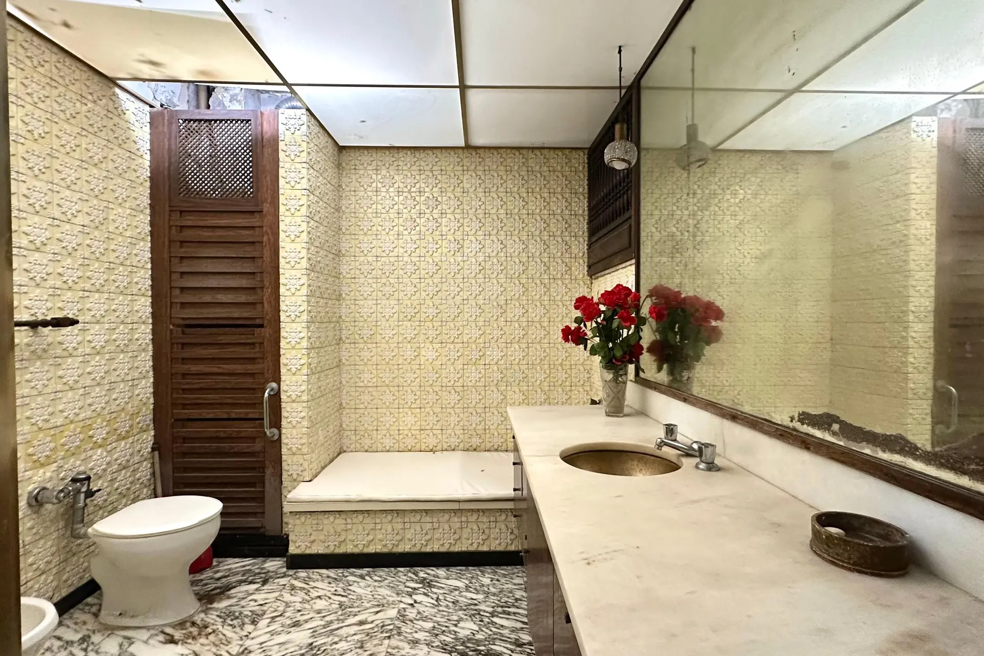 Bathtub in a 4-bedroom apartment, 290 m² — photo 51