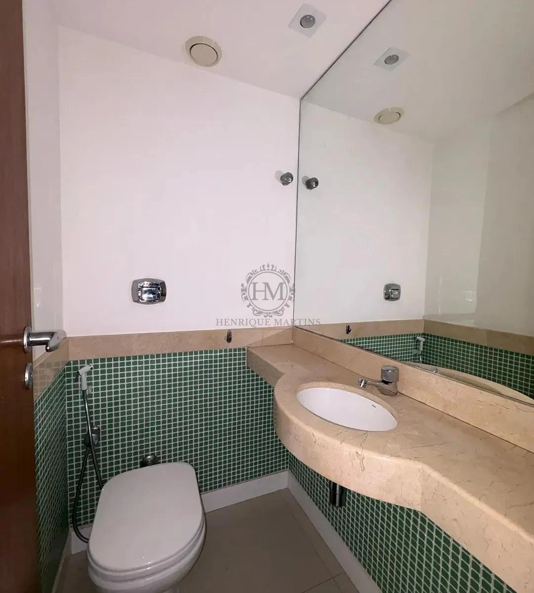 4-bedroom apartment with enclosed glass balcony — photo 21
