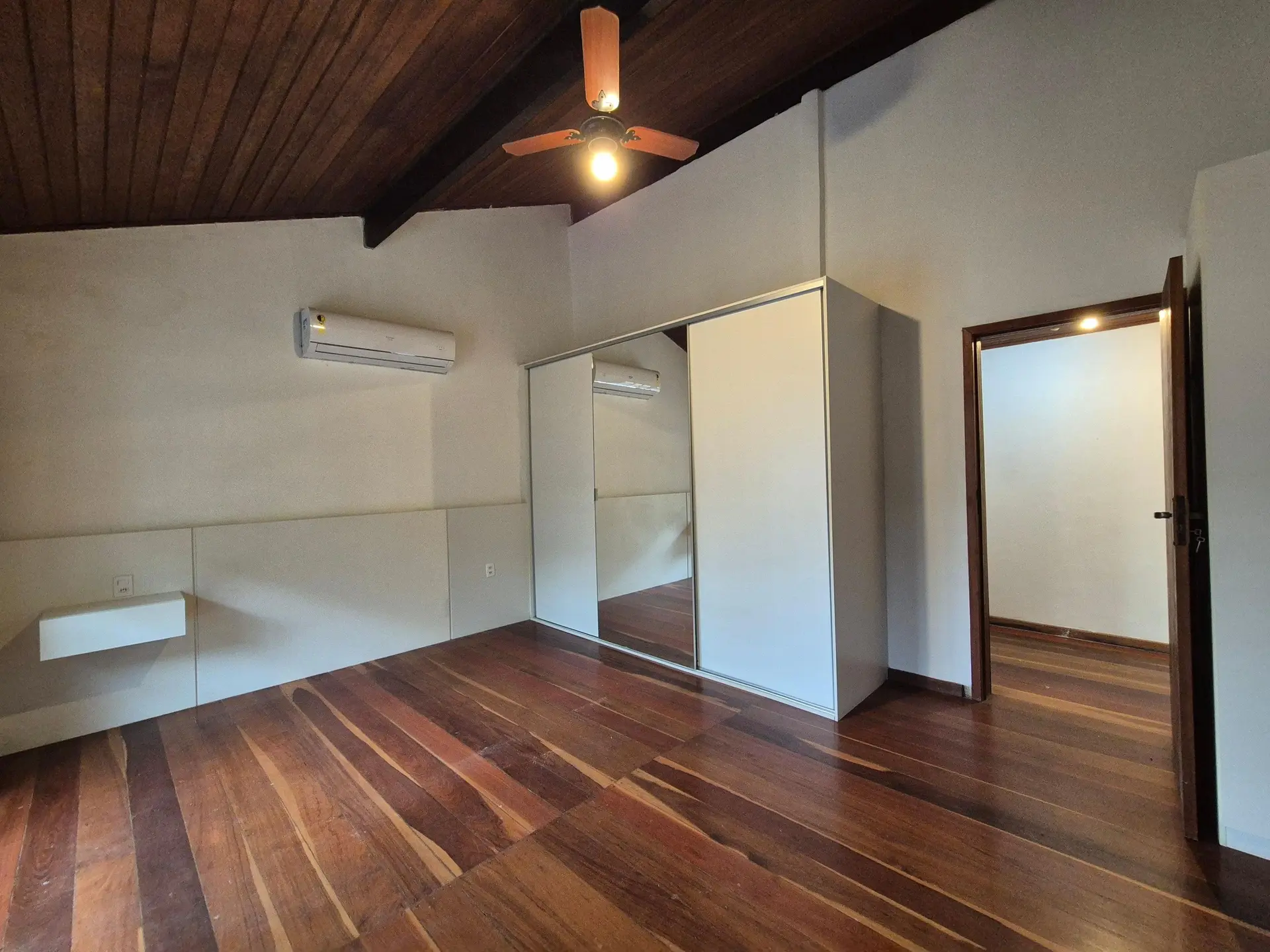 Balcony with a grill in a 3-bedroom house, 150 m² — photo 45
