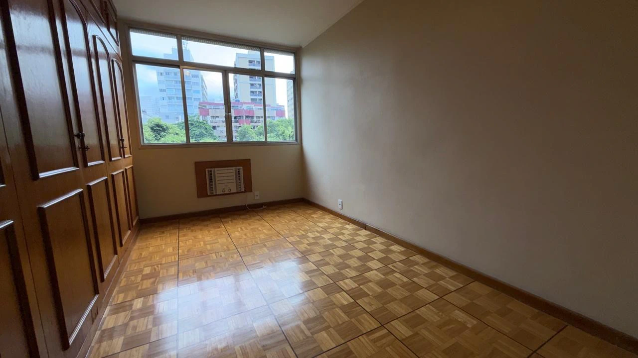 Wood or laminate floors in a 3-bedroom apartment, 157 m² — photo 3