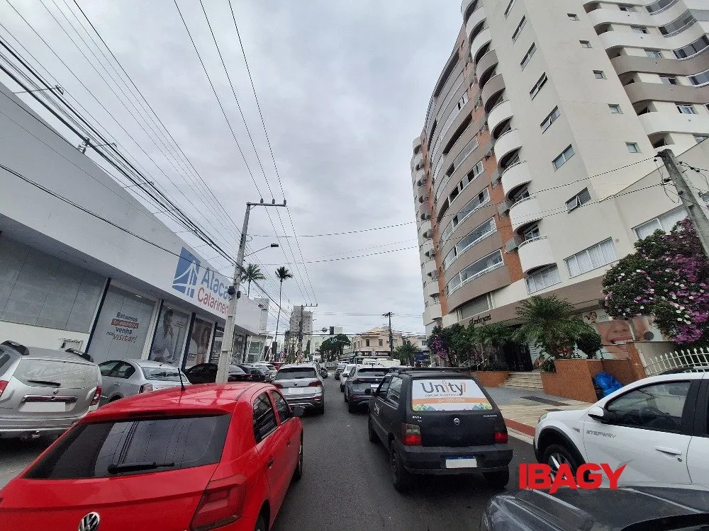 Apartamento amueblado de 4 dormitorios con balcón cerrado y 159 m² — photo 20