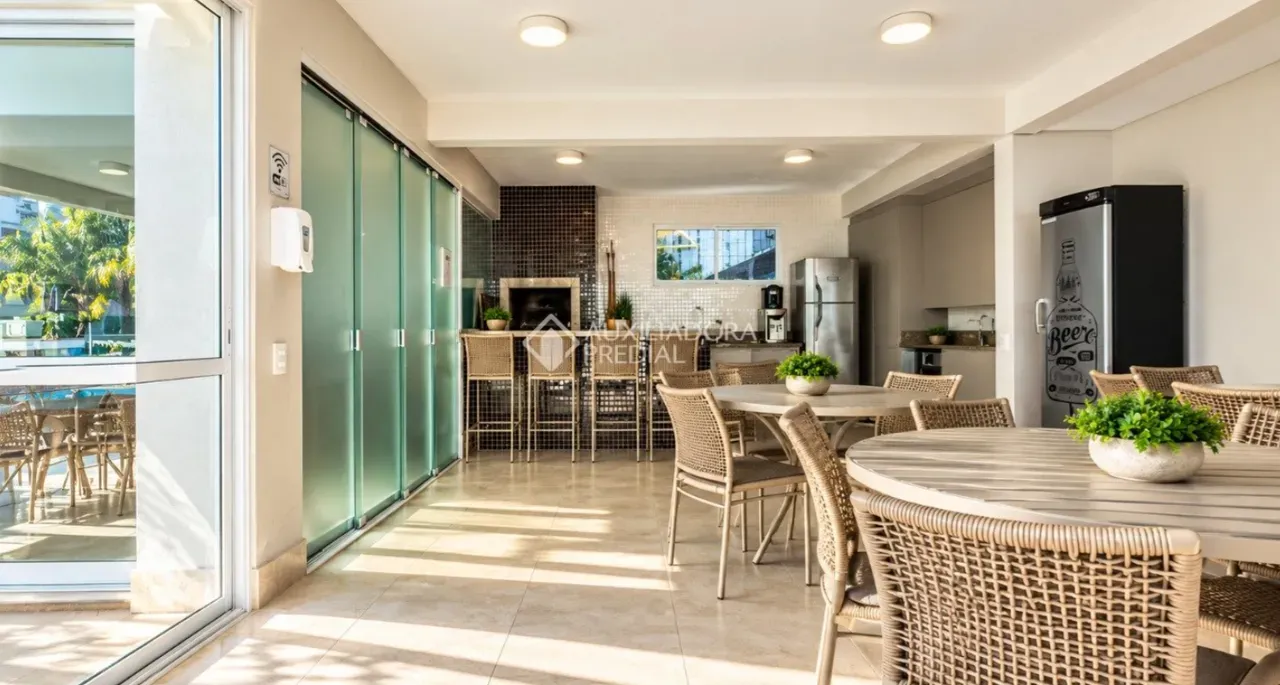 Balcony with a grill in a 4-bedroom apartment, 125 m² — photo 2