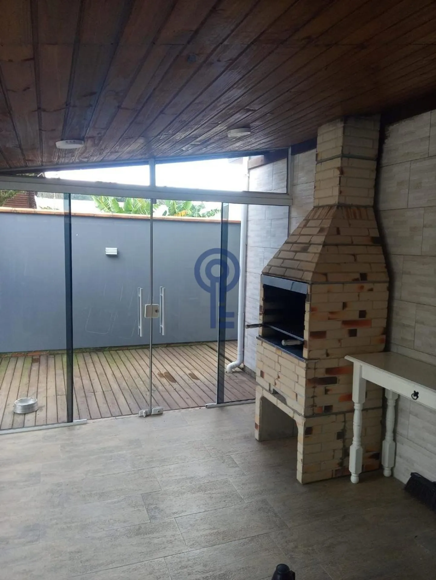 3 en-suite bedrooms in a 240 m² house with balcony — photo 6
