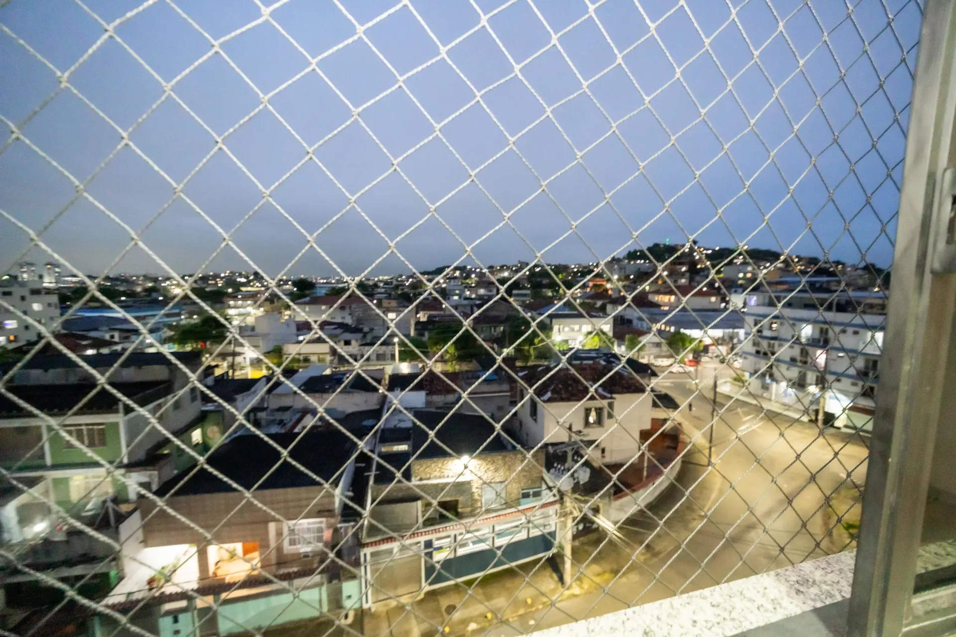 Glass-enclosed balcony in a 4-bedroom apartment, 110 m² — photo 45