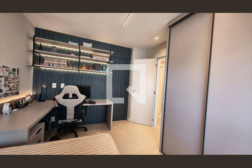 4-bedroom apartment with a glass-enclosed balcony — photo 6