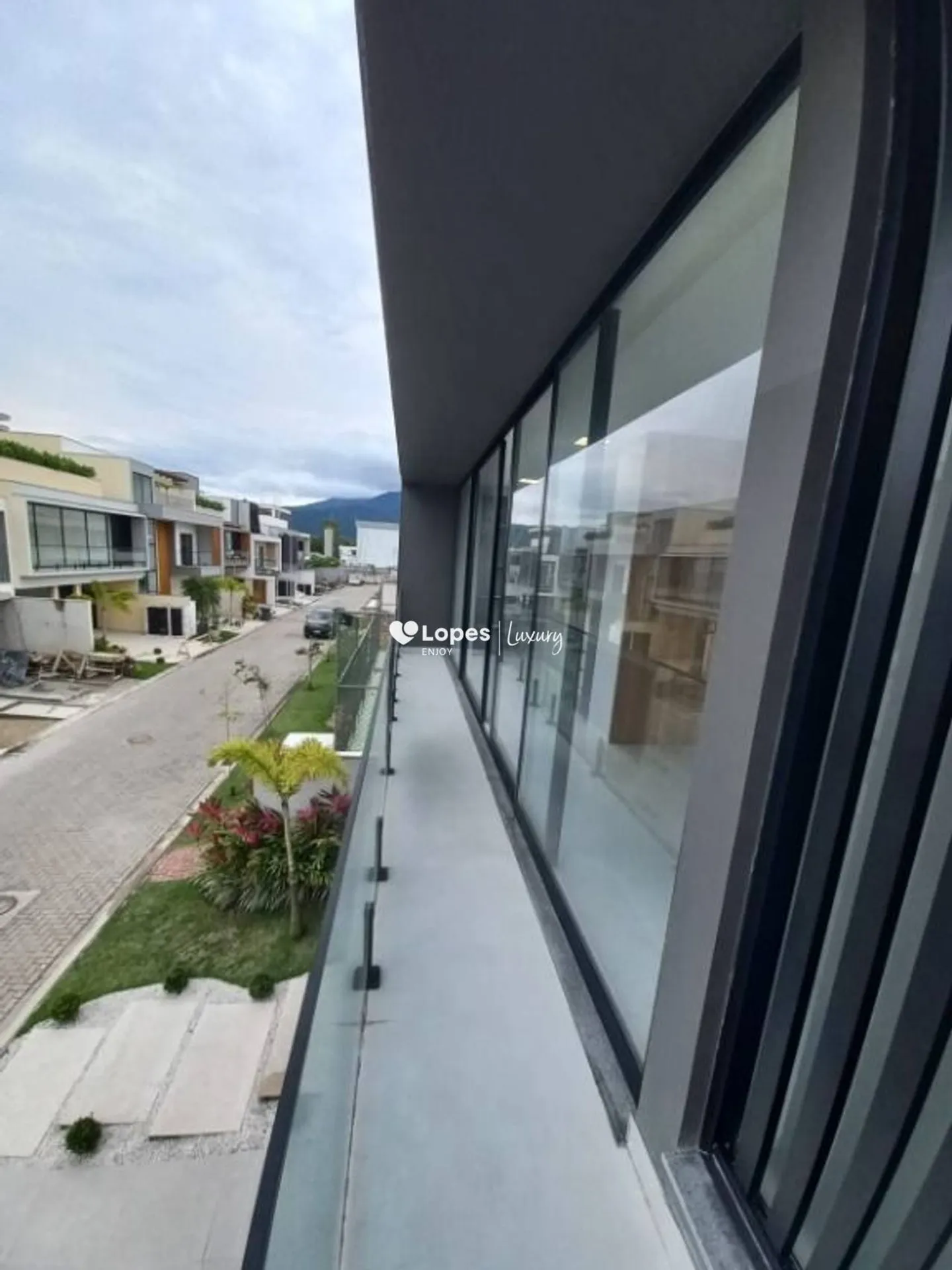 Unfurnished 4-bedroom house with 5 bathrooms and 329 m² — photo 32