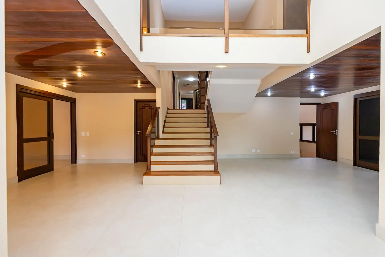 Rental house with 4 bedrooms and 5 bathrooms across 550 m² — photo 23