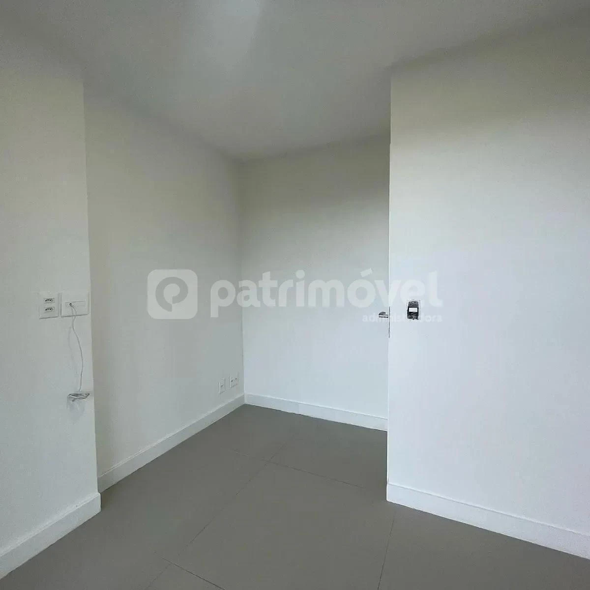 Невмебльована квартира з 3 кімнатами та 197 м² — photo 3