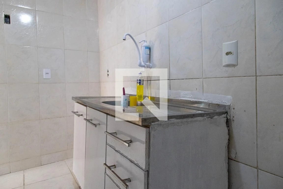 Unfurnished 1-bedroom apartment with a glass shower — photo 9