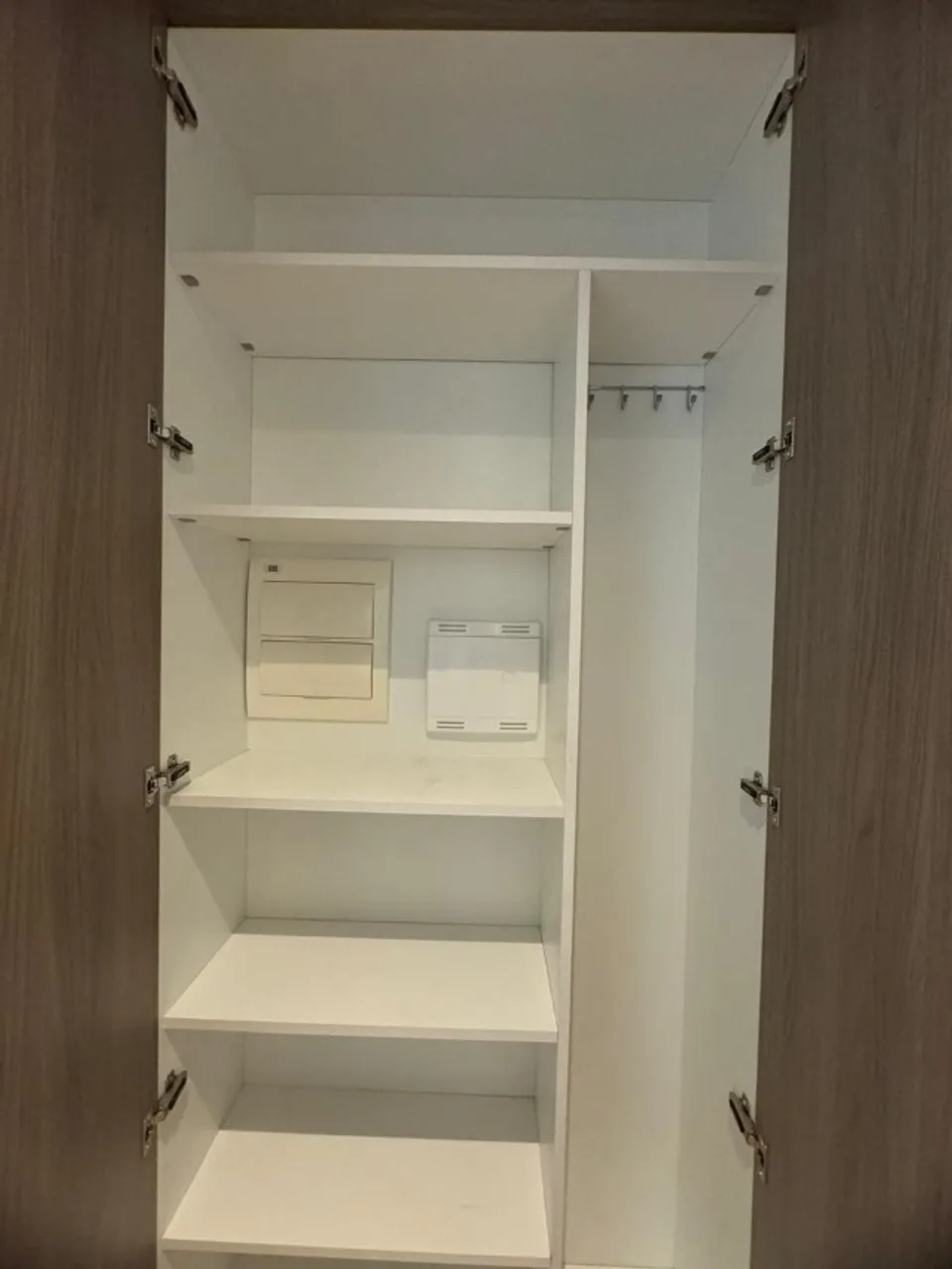 One-bedroom apartment in a building with a gym — photo 9