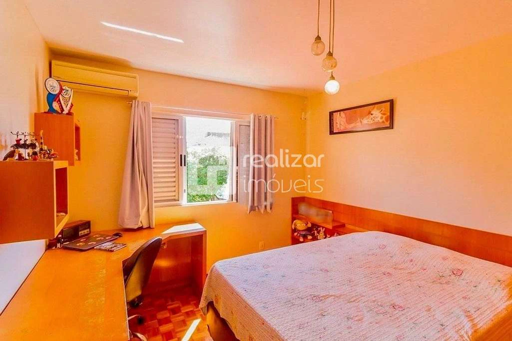 5-bedroom house with 2 en-suites and private outdoor area — photo 4