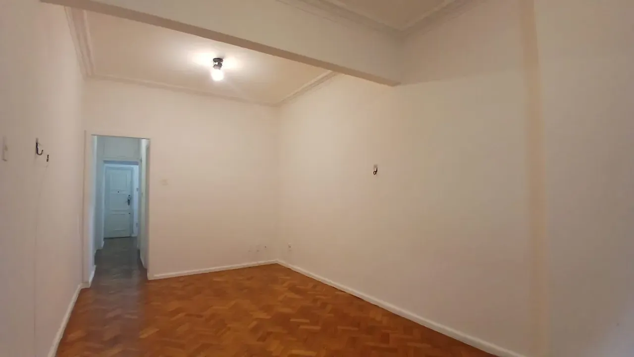 Studio on the 1st floor with wood or laminate floors — photo 13