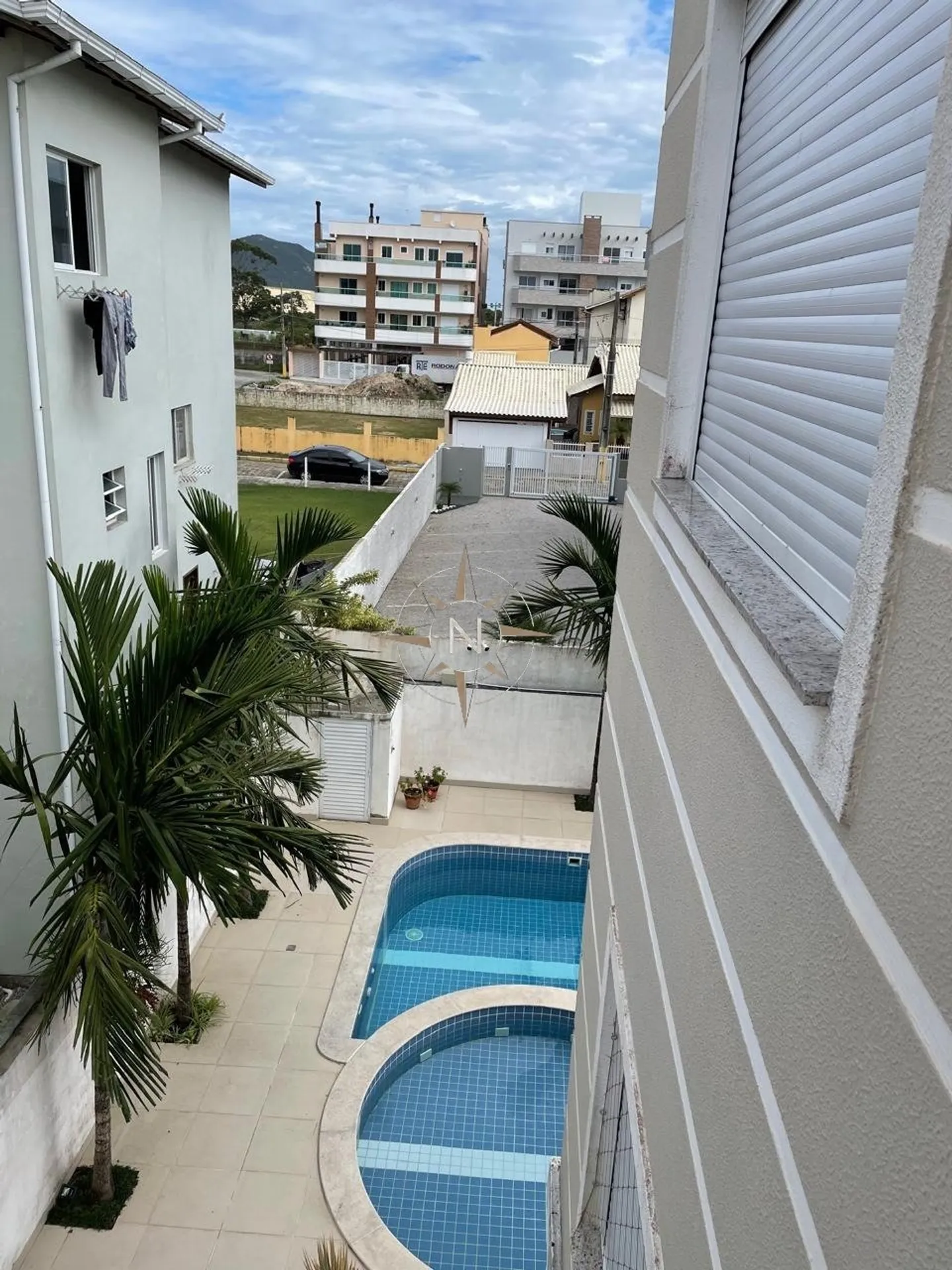Balcony with a grill in a 2-bedroom apartment, 81 m² — photo 7