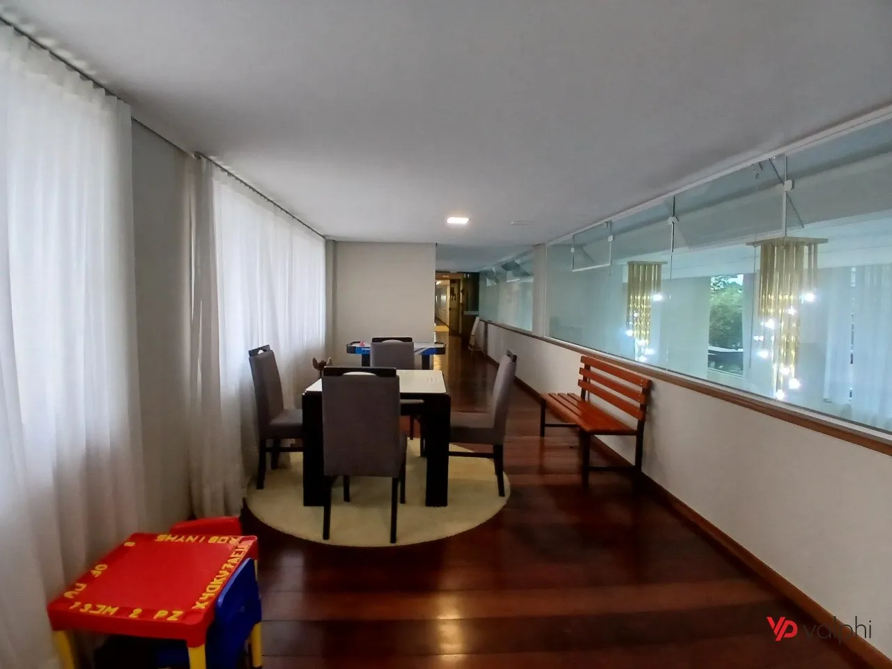 4-bedroom apartment with a walk-in closet in Curitiba — photo 38