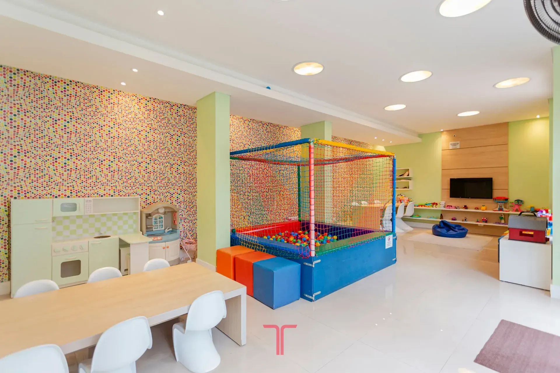 3-bedroom apartment in a building with a pool — photo 66
