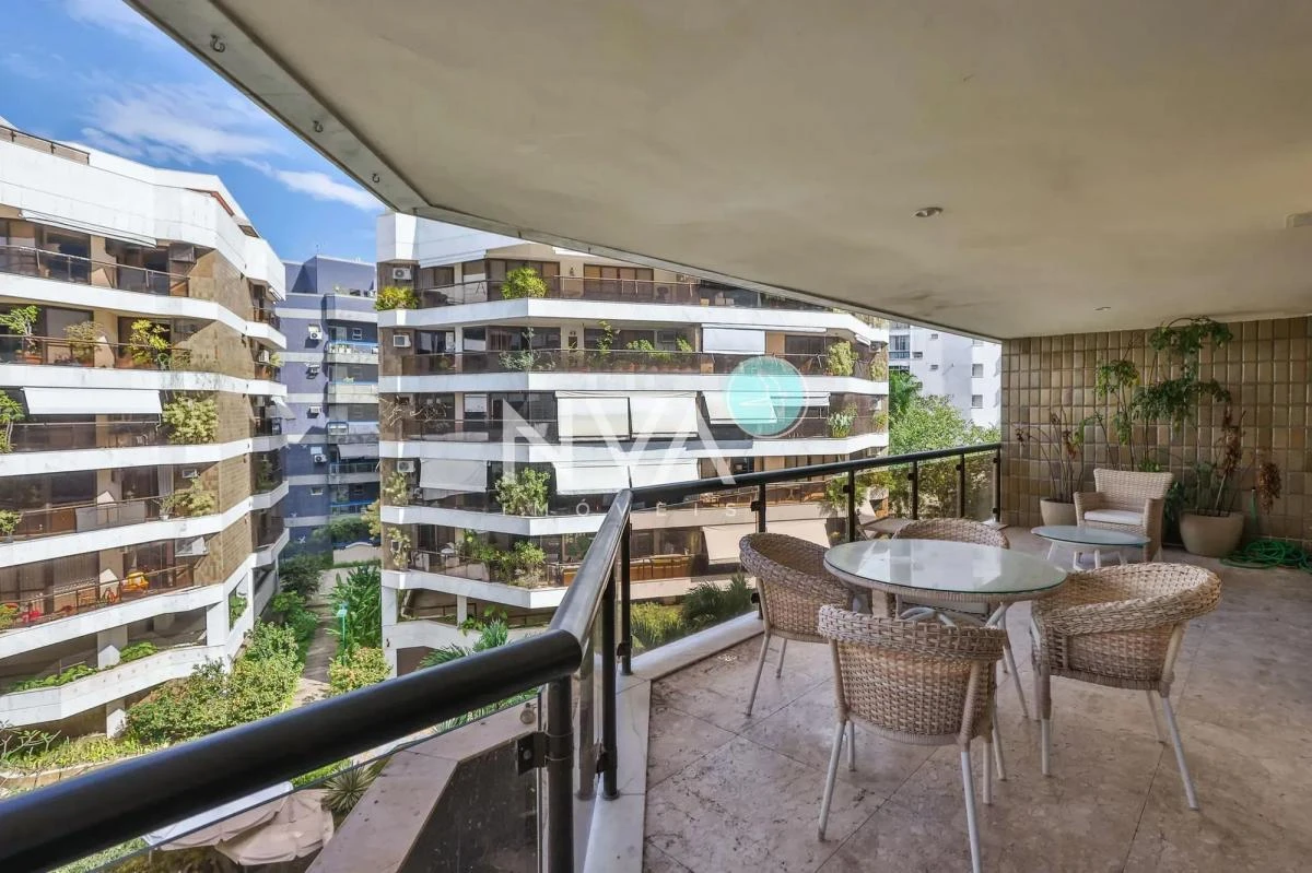 Apartment with balcony, 3 bedrooms and 4 bathrooms — photo 20