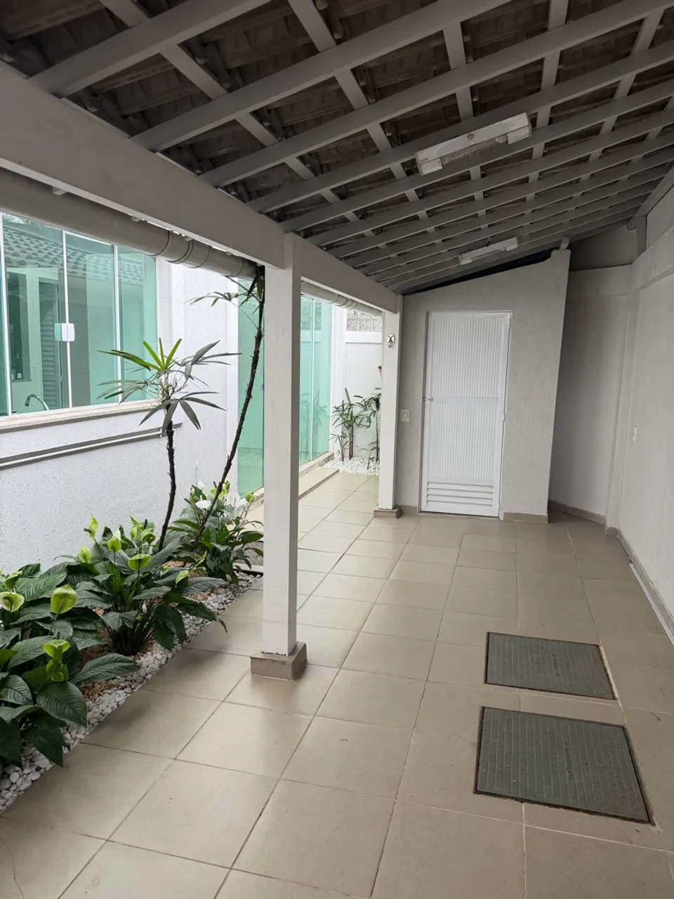 Casa, 320 m², com janelas do piso ao teto — photo 14