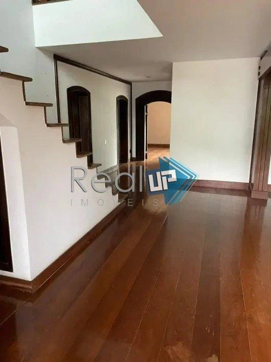 1083 m² house with 5 en-suite bedrooms and 9 parking — photo 16