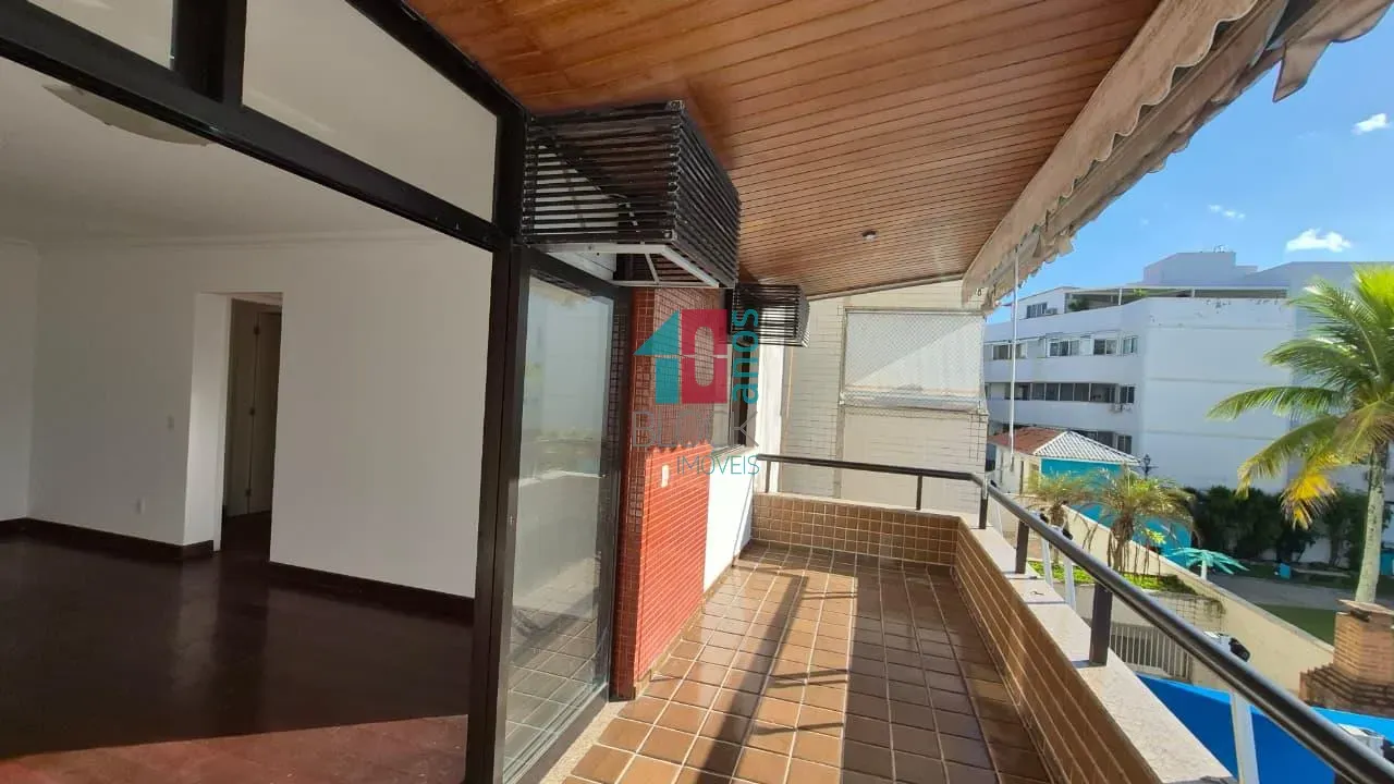 Wood or laminate floors in a 2-bedroom apartment, 83 m² — photo 13