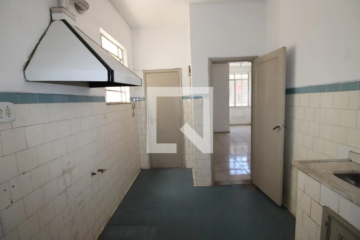 Wood or laminate floors in a 2-bedroom apartment, 100 m² — photo 11