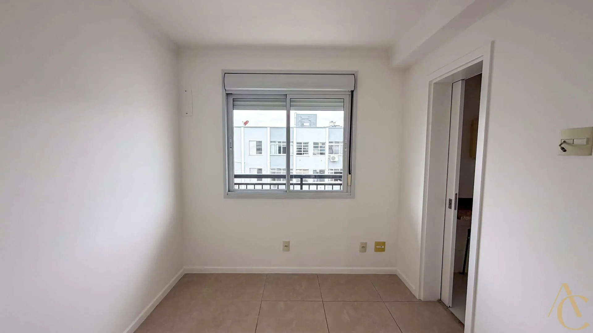 Balcony with a grill in a 3-bedroom apartment, 97 m² — photo 16