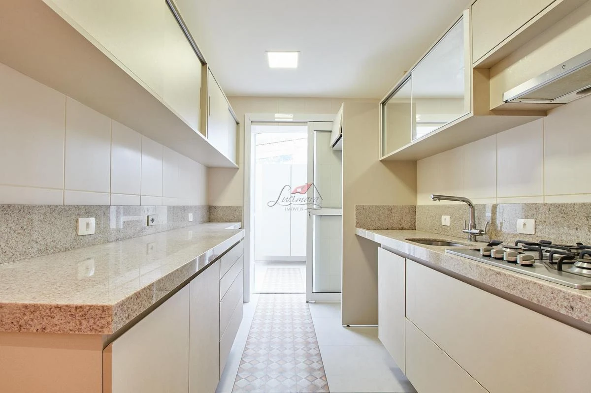 Balcony with a grill in a 2-bedroom apartment, 129 m²