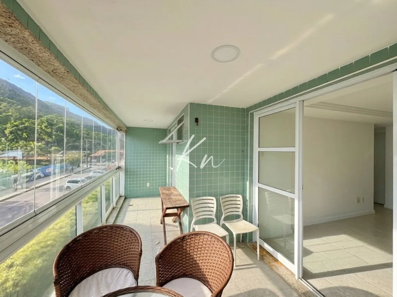 2-bedroom apartment with 2 parking spots and enclosed balcony — photo 3