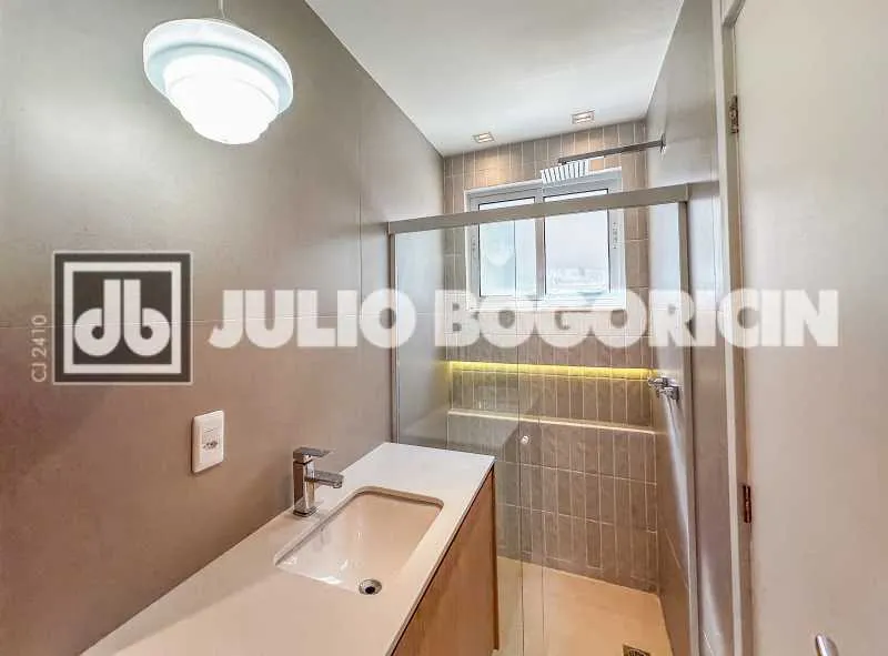 Walk-in closet in a 3-bedroom apartment, 110 m² — photo 29