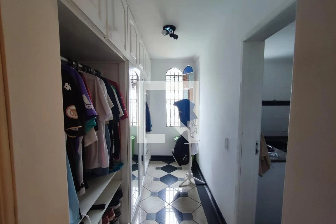 House with 3 bedrooms and a private backyard — photo 27