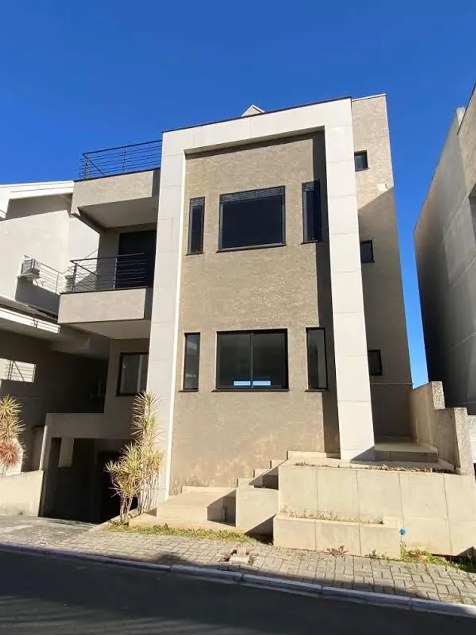 House with 5 bedrooms and 5 bathrooms across 314 m² — photo 10