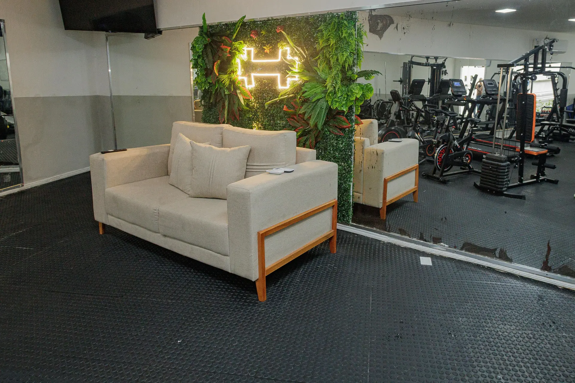 2-bedroom apartment in a building with a gym — photo 22