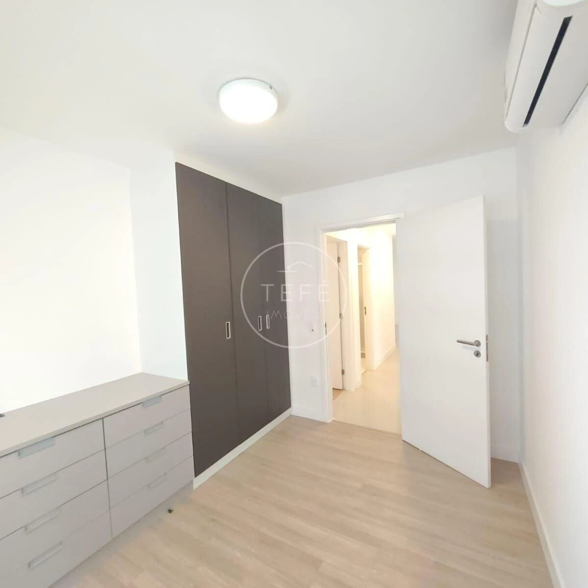 Glass-enclosed balcony in a 4-bedroom apartment, 123 m² — photo 5
