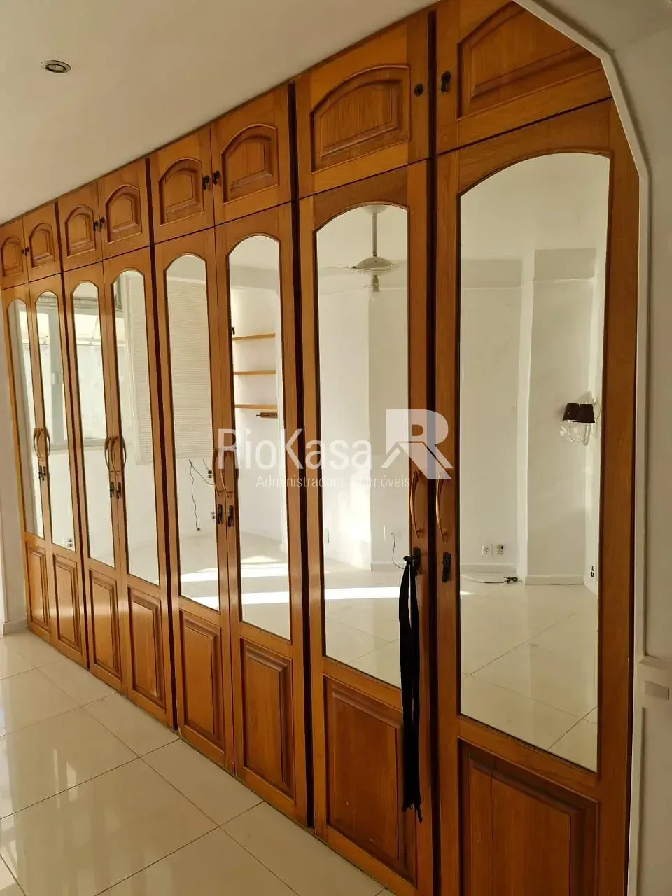 4-bedroom apartment in a building with a pool — photo 16