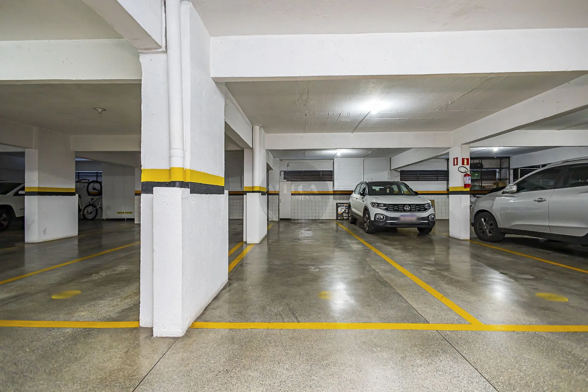 Apartamento com 4 quartos e piso de madeira na sala — photo 49