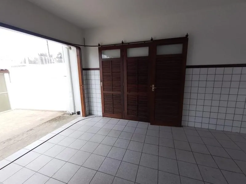 Bathtub in a 5-bedroom house, 250 m² — photo 25