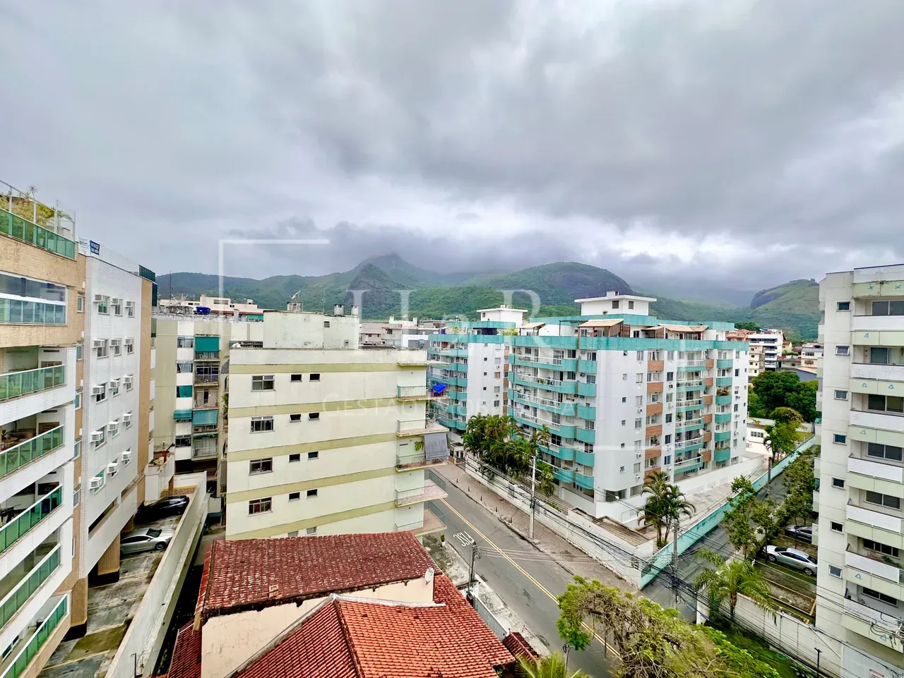 Furnished 3-bedroom apartment with balcony — photo 36