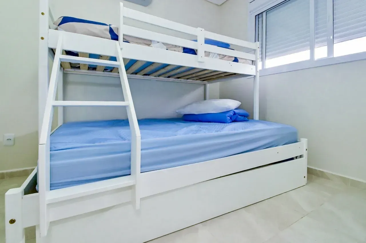 Furnished 1-bedroom apartment with 3 bathrooms — photo 13