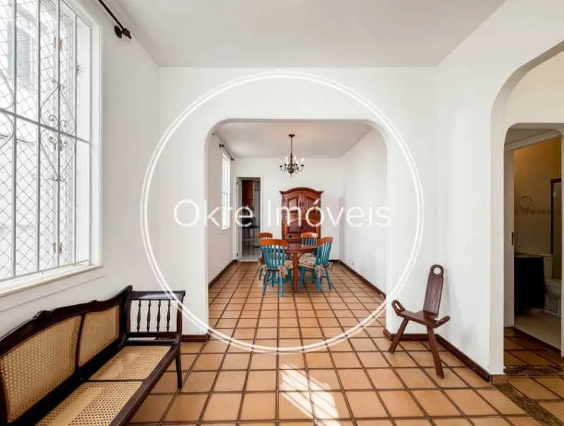3-bedroom house with a grill on the balcony