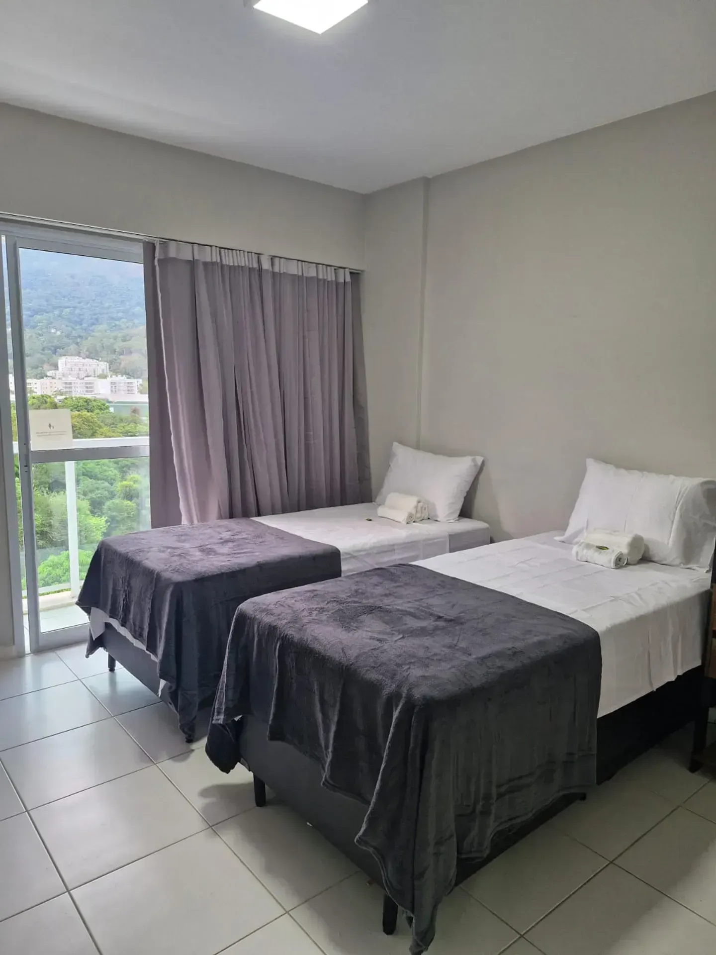 Apartamento com 2 quartos e varanda fechada de vidro — photo 7