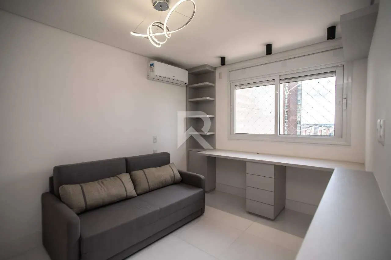Furnished apartment with 4 en-suite rooms and glazed balcony — photo 16