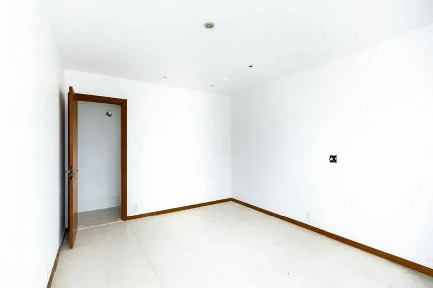 183 m² apartment with a walk-in closet and a bathtub — photo 23