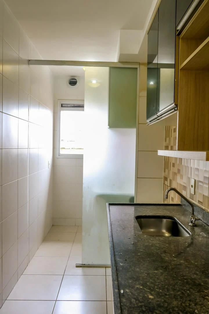 Balcony with a grill in a 2-bedroom apartment, 60 m² — photo 41