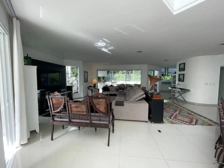 Ventanales de piso a techo y 4 dormitorios: casa de 400 m² — photo 34