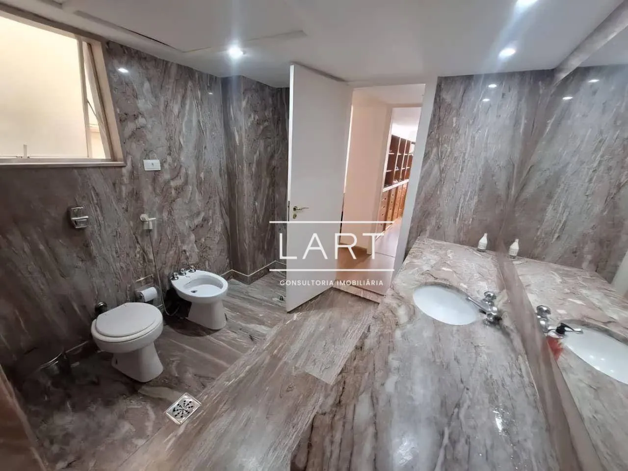 Furnished apartment with 2 bedrooms and 203 m² — photo 14