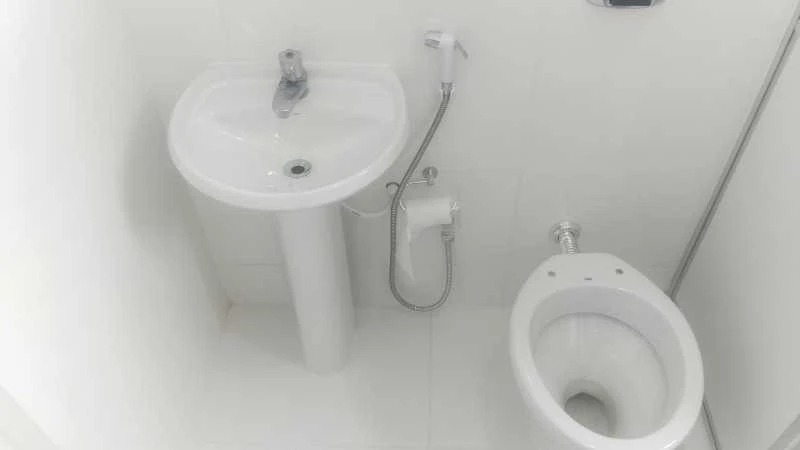 Квартира з 2 спальнями та дерев'яною підлогою або ламінатом — photo 24