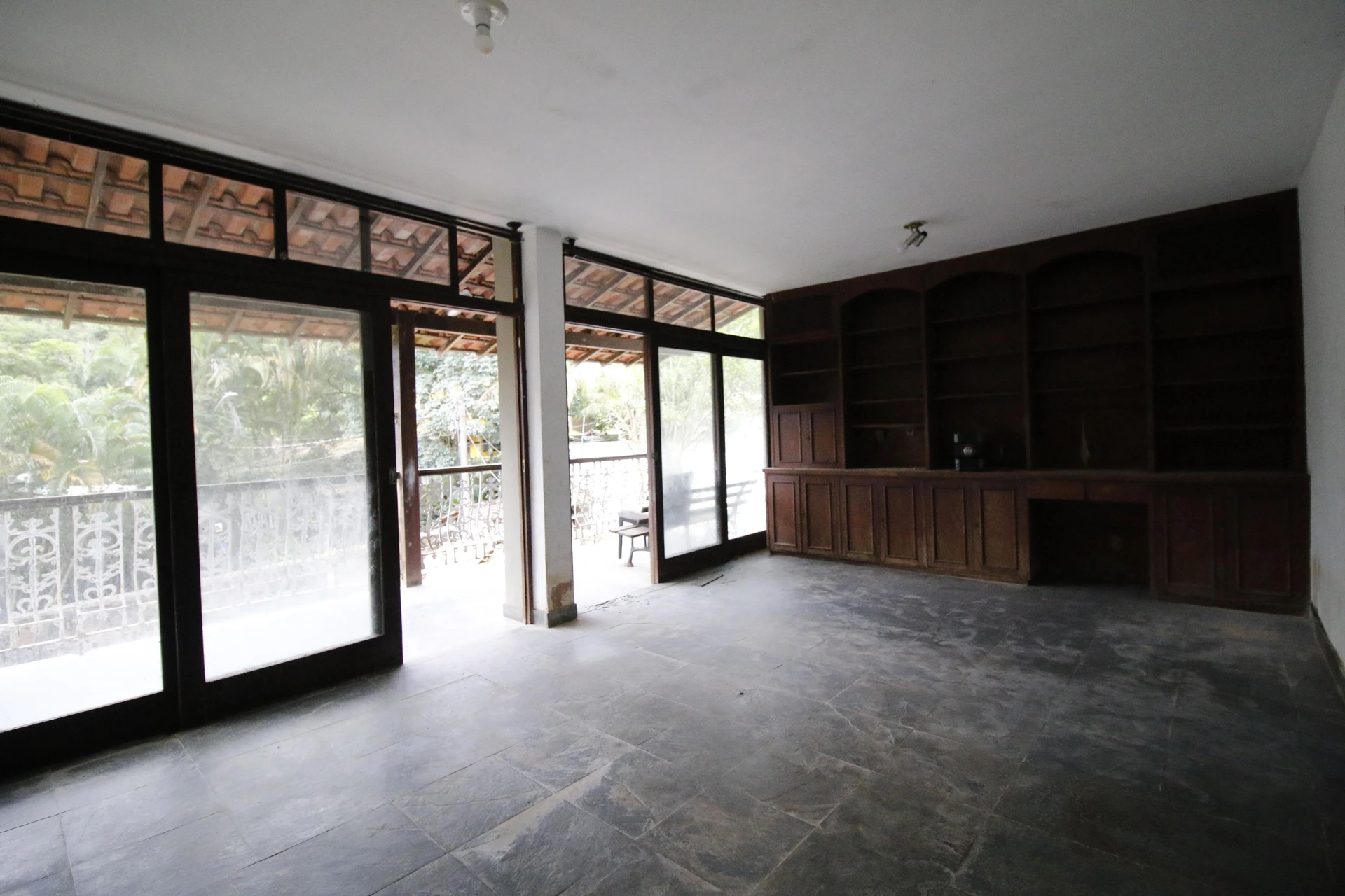 500 m² house with floor-to-ceiling windows and a bathtub — photo 12