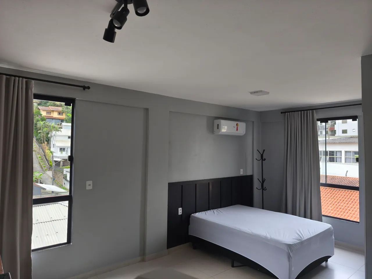 One-bedroom apartment with a home office in Florianópolis