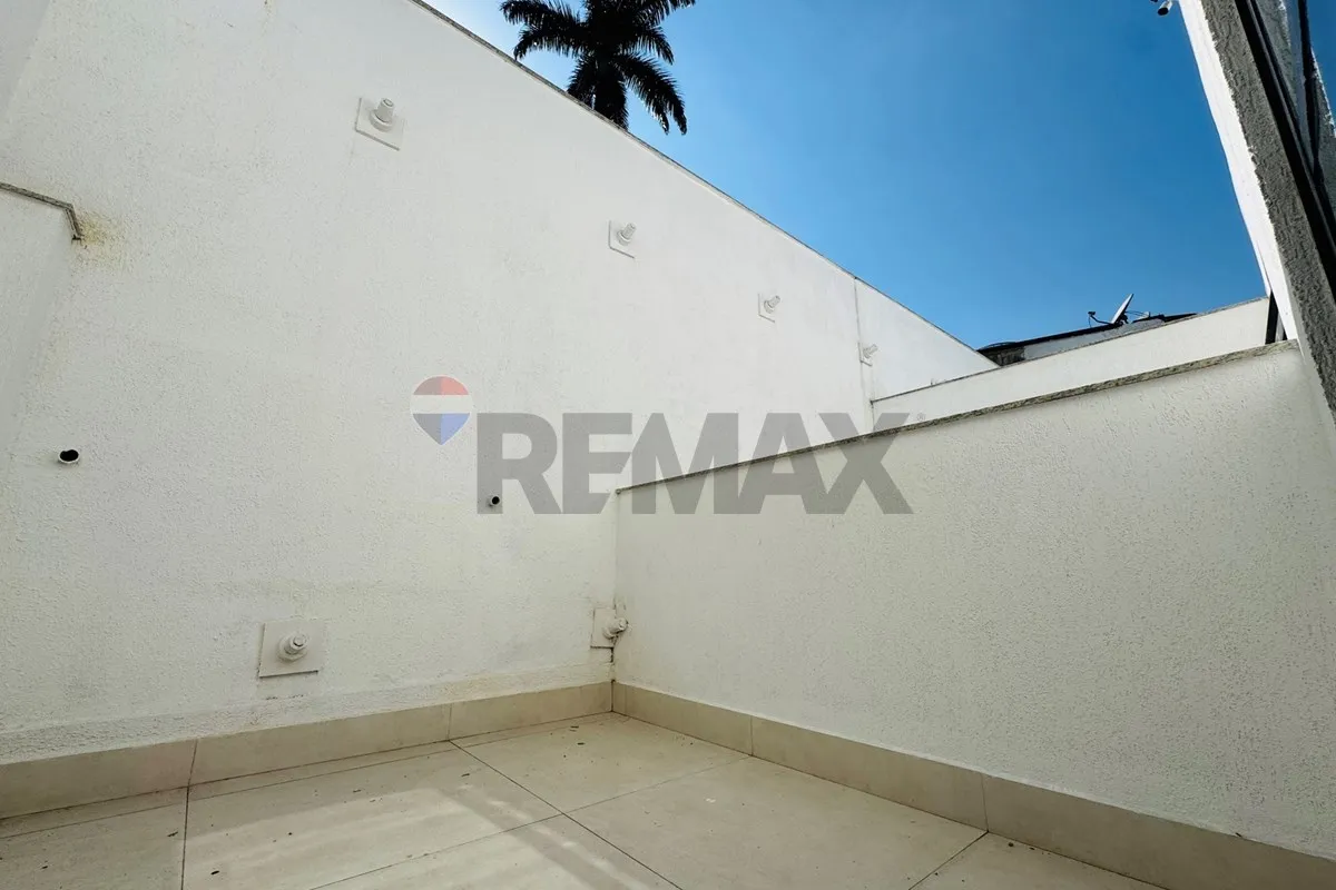 Bathtub in a 4-bedroom house, 319 m² — photo 19